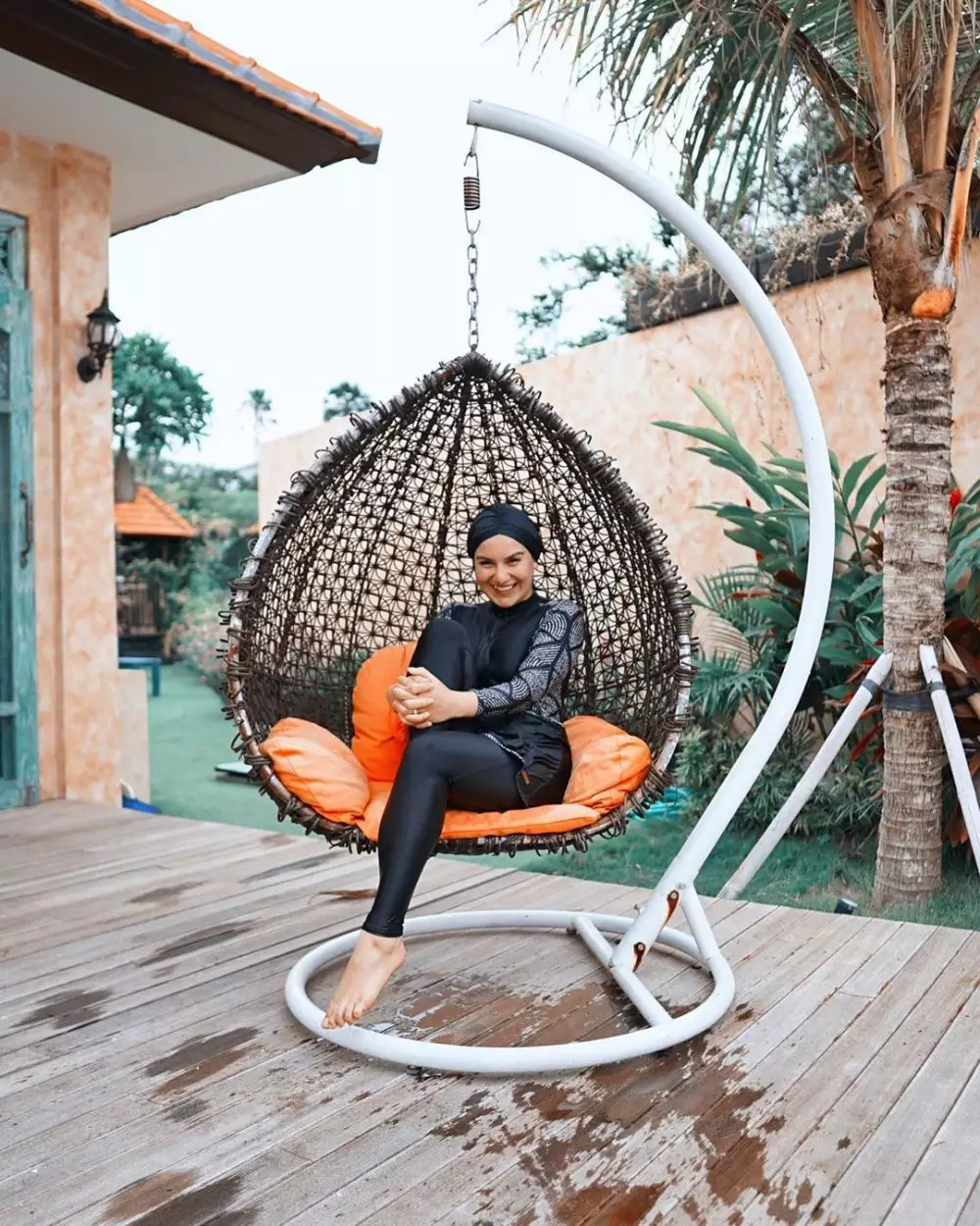 Potret 5 seleb dengan baju renang muslimah, tetap sporty © 2020 brilio.net Potret 5 seleb dengan baju renang muslimah, tetap sporty © 2020 brilio.net