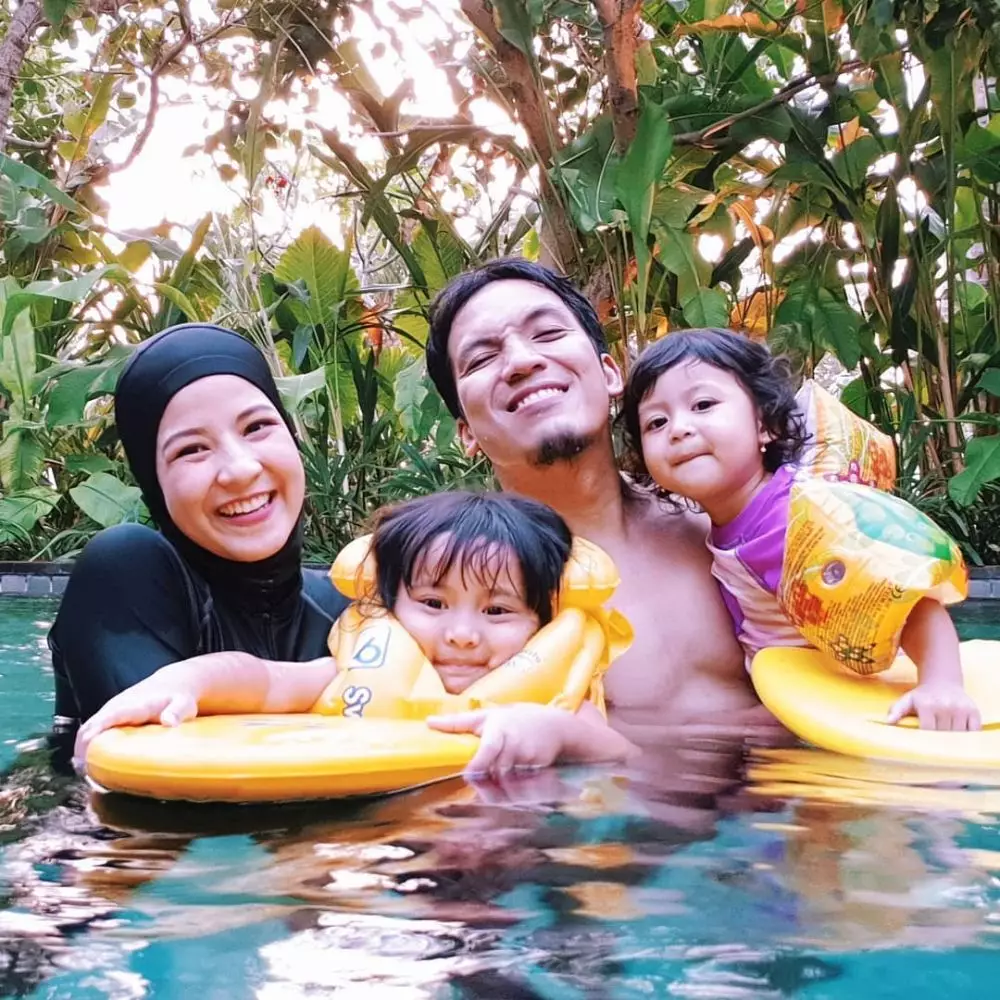 Potret 5 seleb dengan baju renang muslimah, tetap sporty © 2020 brilio.net Potret 5 seleb dengan baju renang muslimah, tetap sporty © 2020 brilio.net