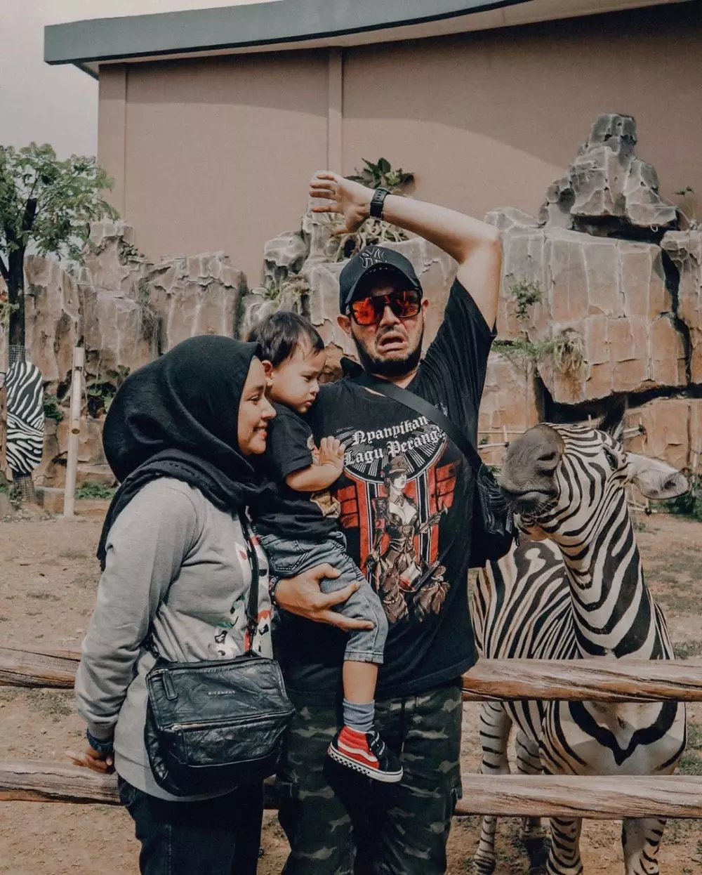 potret manis Aryani Fitriana dan sang suami Instagram