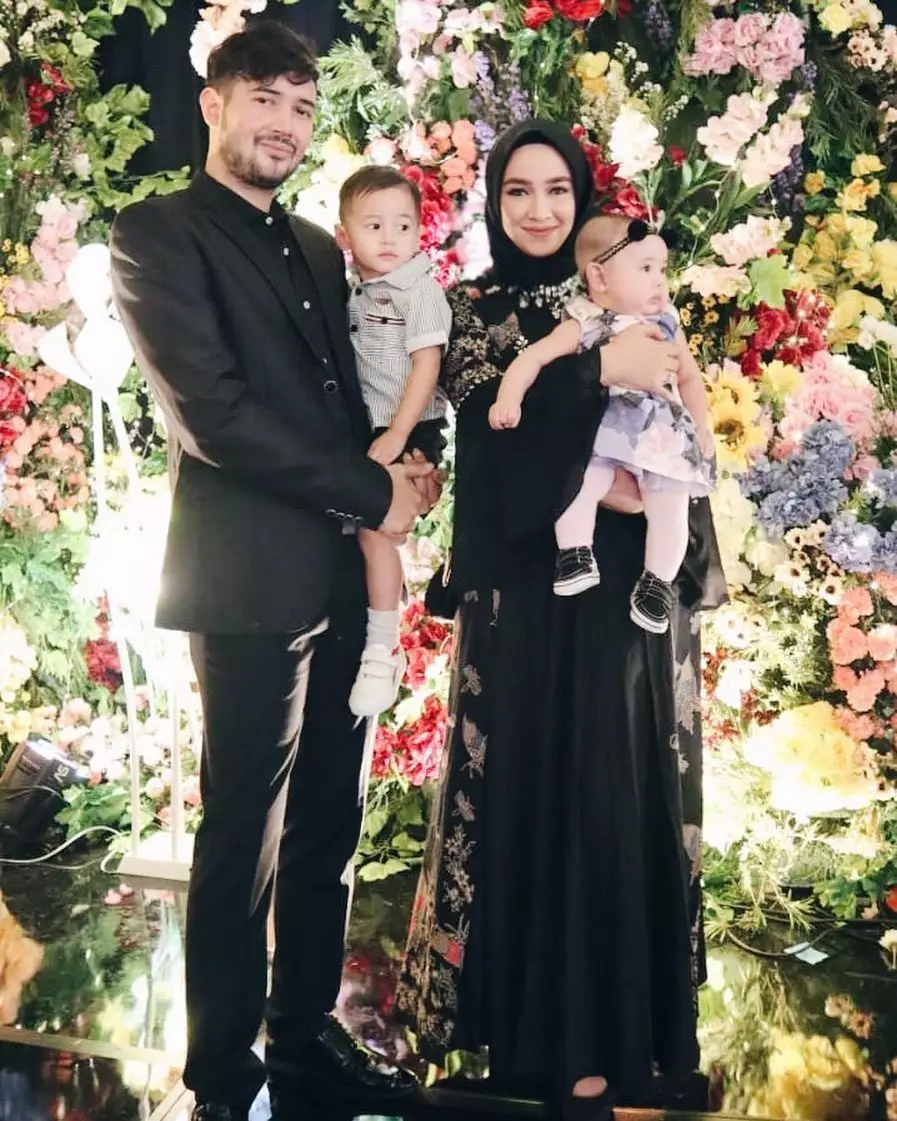 potret manis Aryani Fitriana dan sang suami Instagram