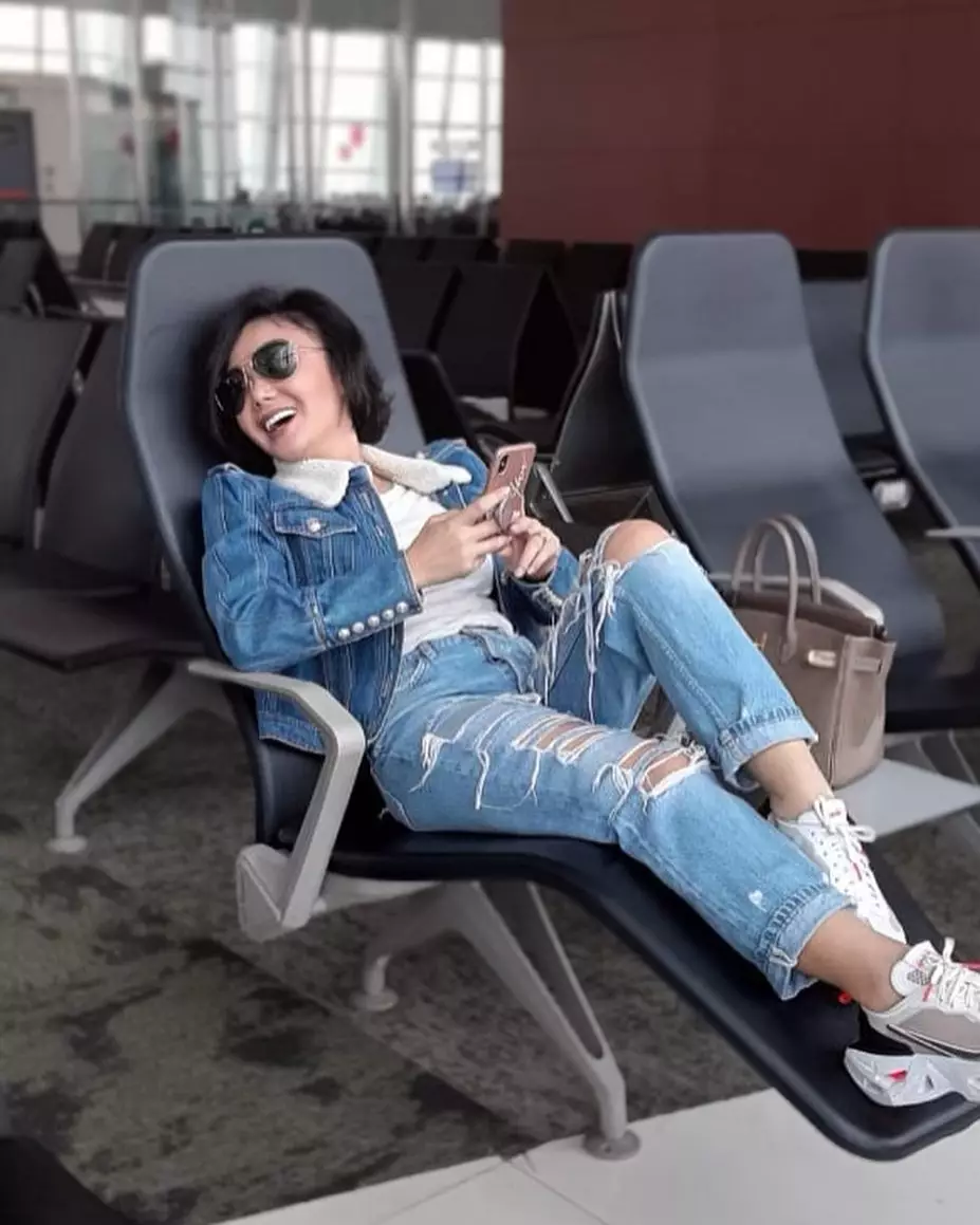 gaya yuni shara menggunakan celana sobek-sobek Instagram