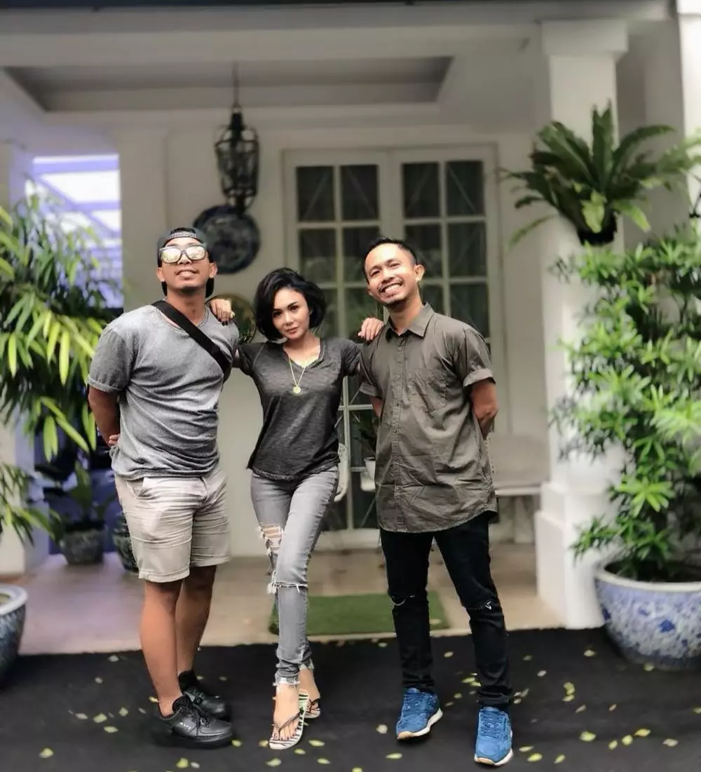 gaya yuni shara menggunakan celana sobek-sobek Instagram