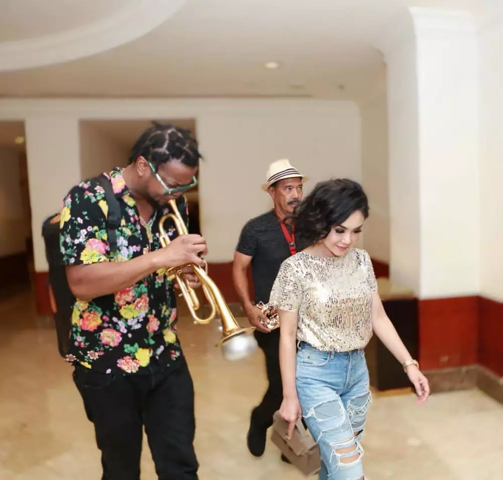 gaya yuni shara menggunakan celana sobek-sobek Instagram