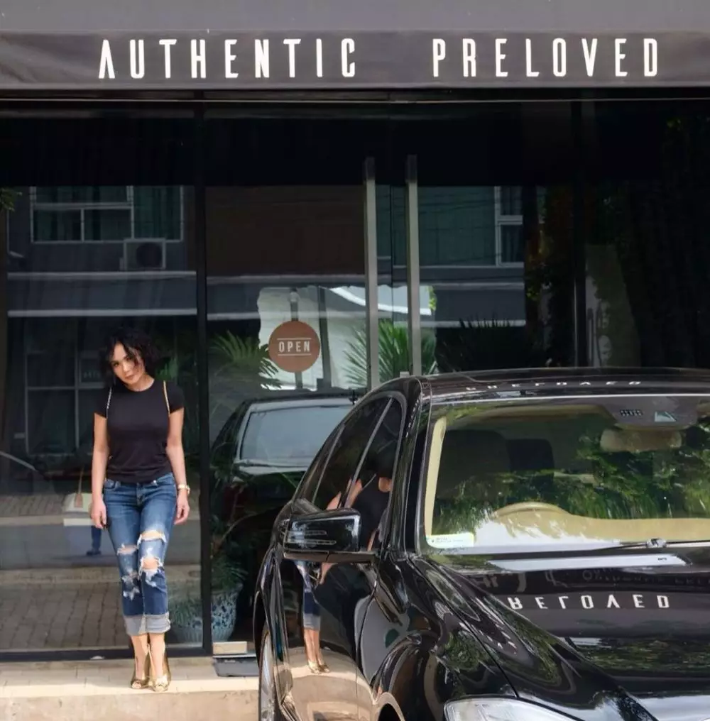 gaya yuni shara menggunakan celana sobek-sobek Instagram