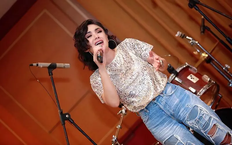 gaya yuni shara menggunakan celana sobek-sobek Instagram