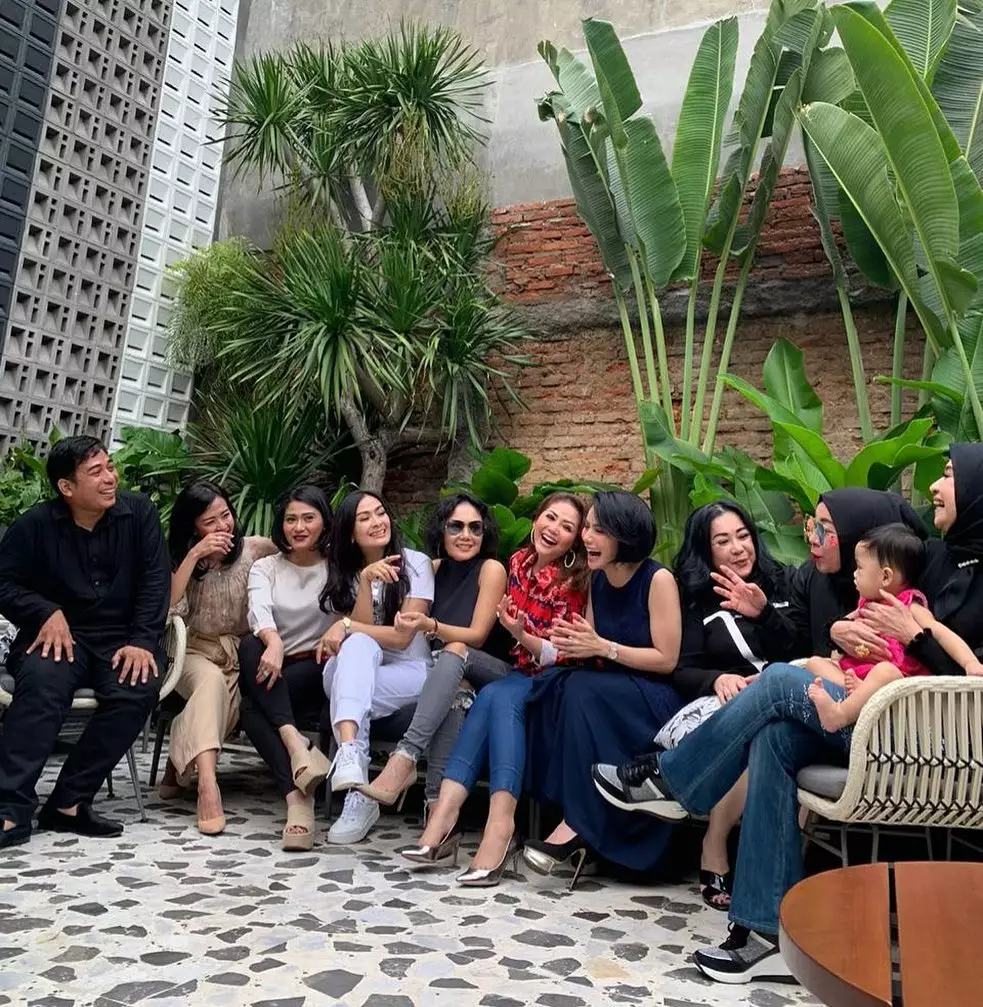 gaya yuni shara menggunakan celana sobek-sobek Instagram