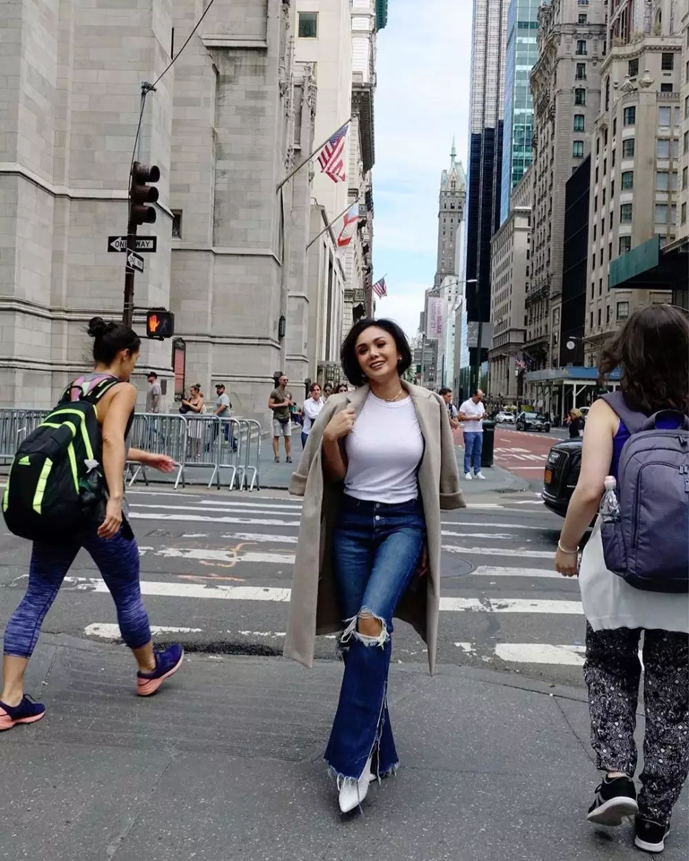 gaya yuni shara menggunakan celana sobek-sobek Instagram