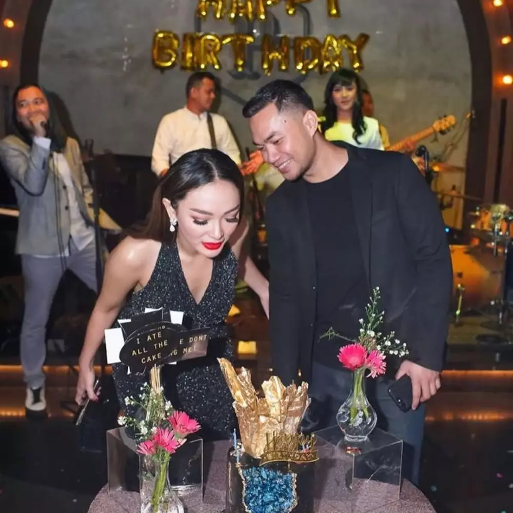 Potret mesra Zaskia Gotik & pacar baru Instagram