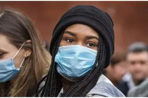 10 Cara pakai, lepas, & buang masker yang benar agar terhindar Corona