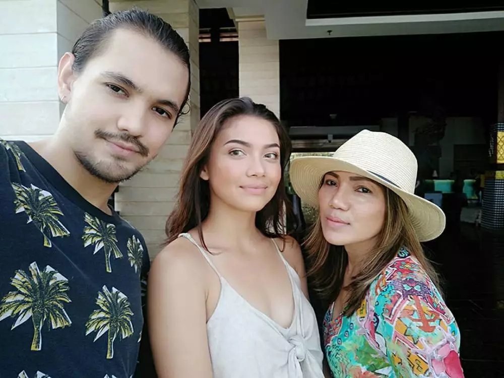 Kebersamaan Angela Gilsha dan ibu instagram  Kebersamaan Angela Gilsha dan ibu instagram