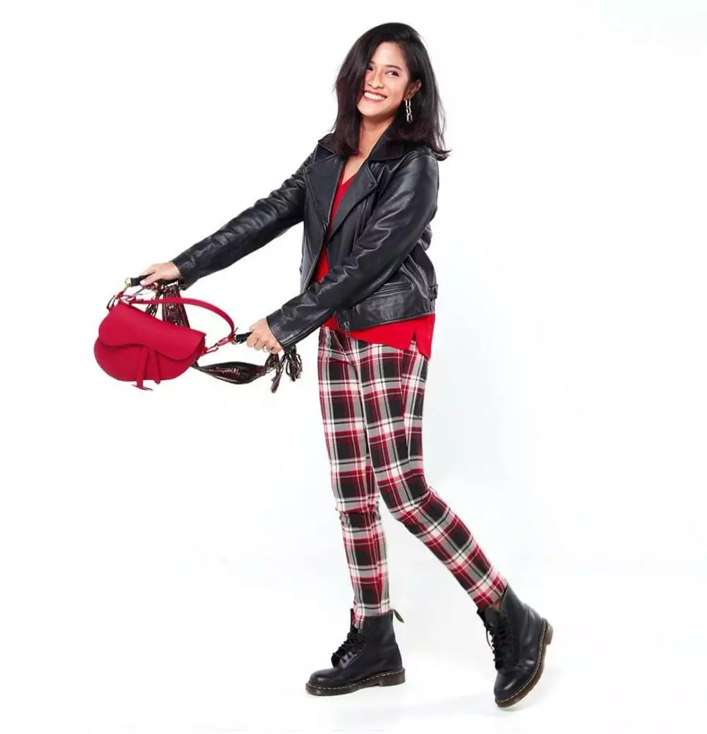 dian sastro bergaya ala tahun 90-an Instagram