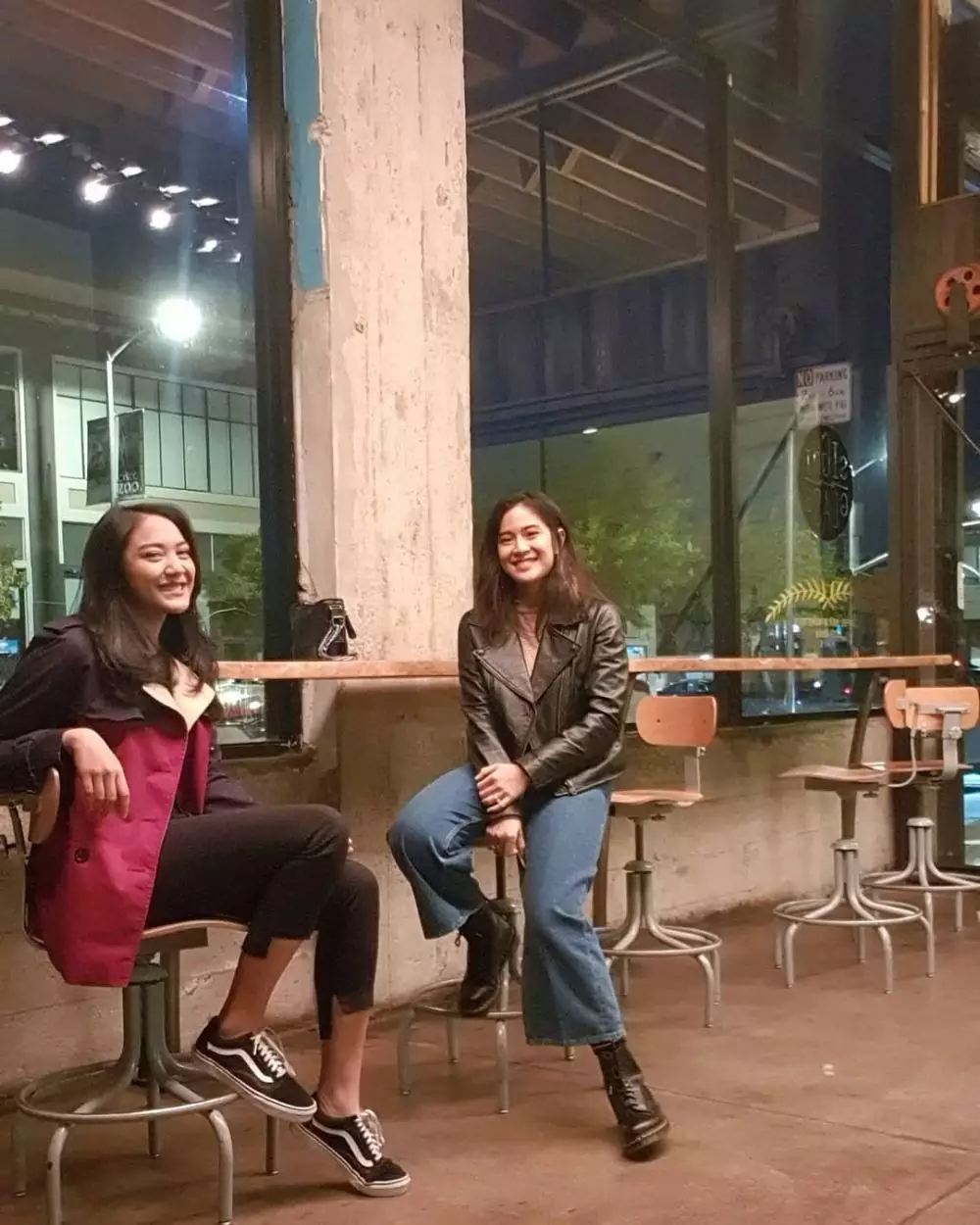 dian sastro bergaya ala tahun 90-an Instagram