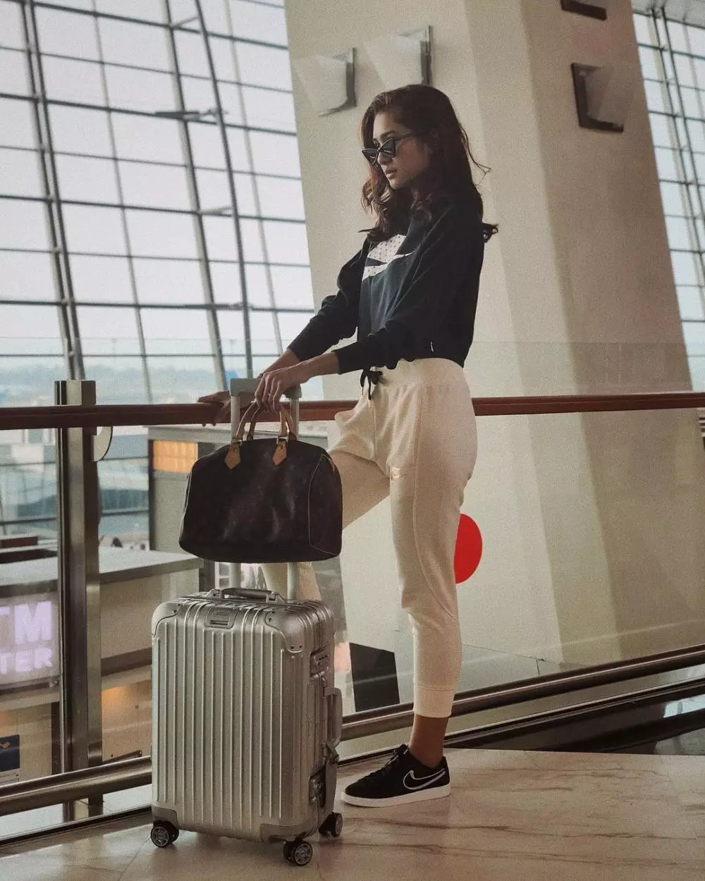 inspirasi outfit monokrom Mikha Tambayong instagram  inspirasi outfit monokrom Mikha Tambayong instagram