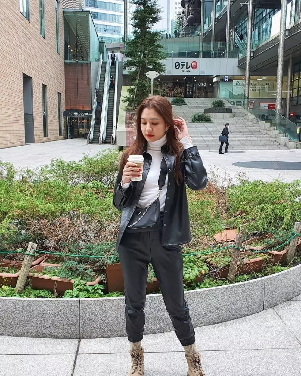 inspirasi outfit monokrom Mikha Tambayong instagram  inspirasi outfit monokrom Mikha Tambayong instagram