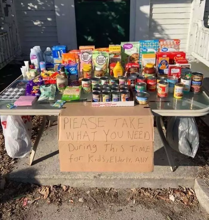 Aksi kemanusian di tengah maraknya Virus Corona boredpanda.com