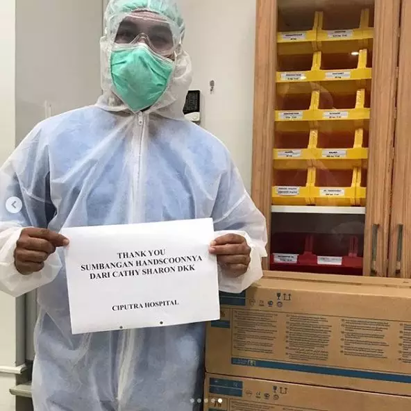 5 Seleb ini galang dana bantu petugas medis lawan Corona, bikin salut © 2020 brilio.net 5 Seleb ini galang dana bantu petugas medis lawan Corona, bikin salut © 2020 brilio.net