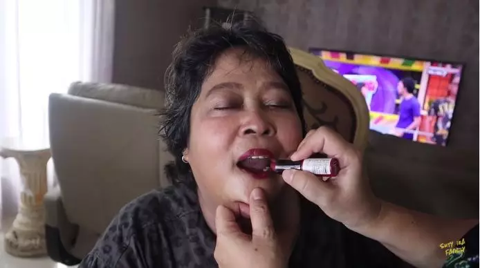 Suti Karno makeup tebal instagram