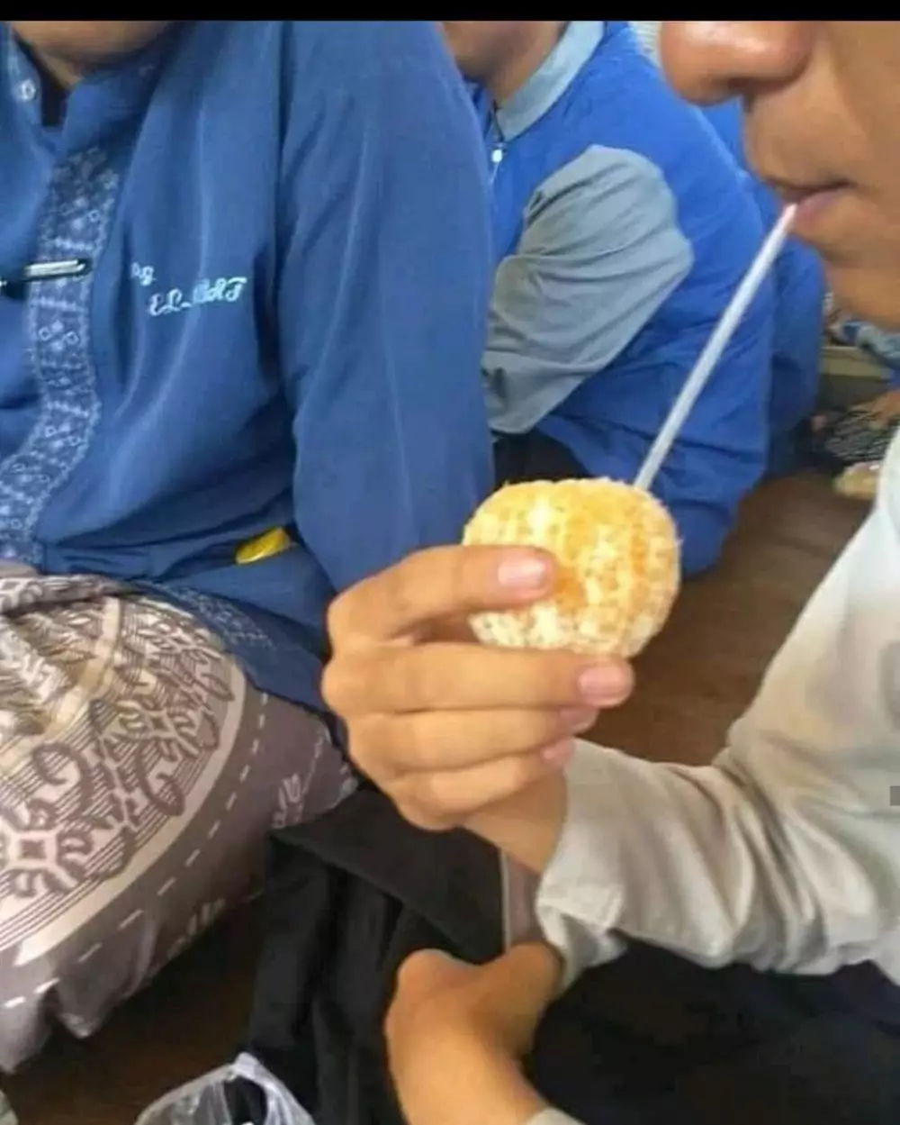 potret lucu orang kurang kerjaan waktu makan © 2020 instagram.com