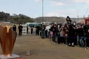 6 Foto ribuan orang rela antre menyaksikan api Olimpiade di Jepang