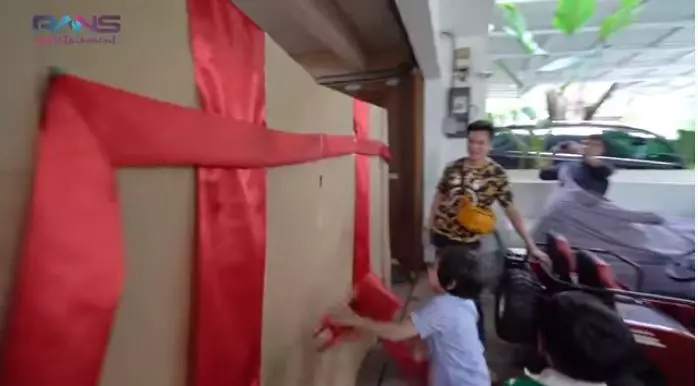 Rafathar dapat kado mobil habis sunat instagram