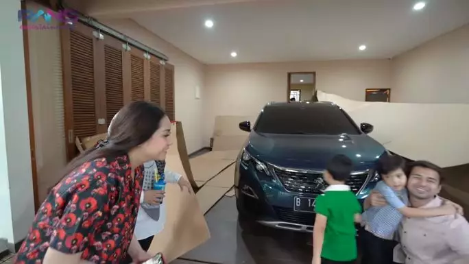 Rafathar dapat kado mobil habis sunat instagram