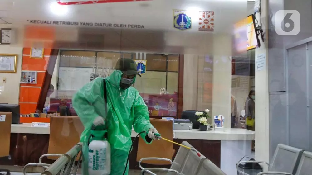 Tenaga medis pakai jas hujan © 2020 Merdeka.com/Rasyid Ali