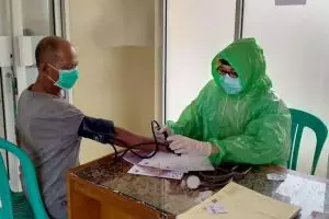 Cerita paramedis pakai jas hujan demi cegah penularan Corona