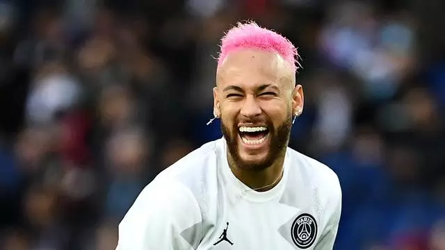 Pesepak bola langgar aturan karantina berbagai sumber