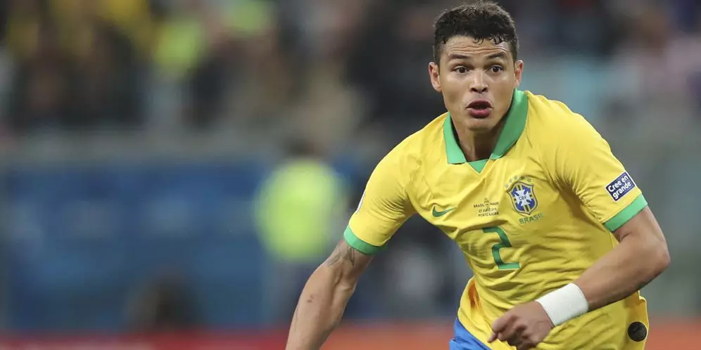 Pesepak bola langgar aturan karantina berbagai sumber