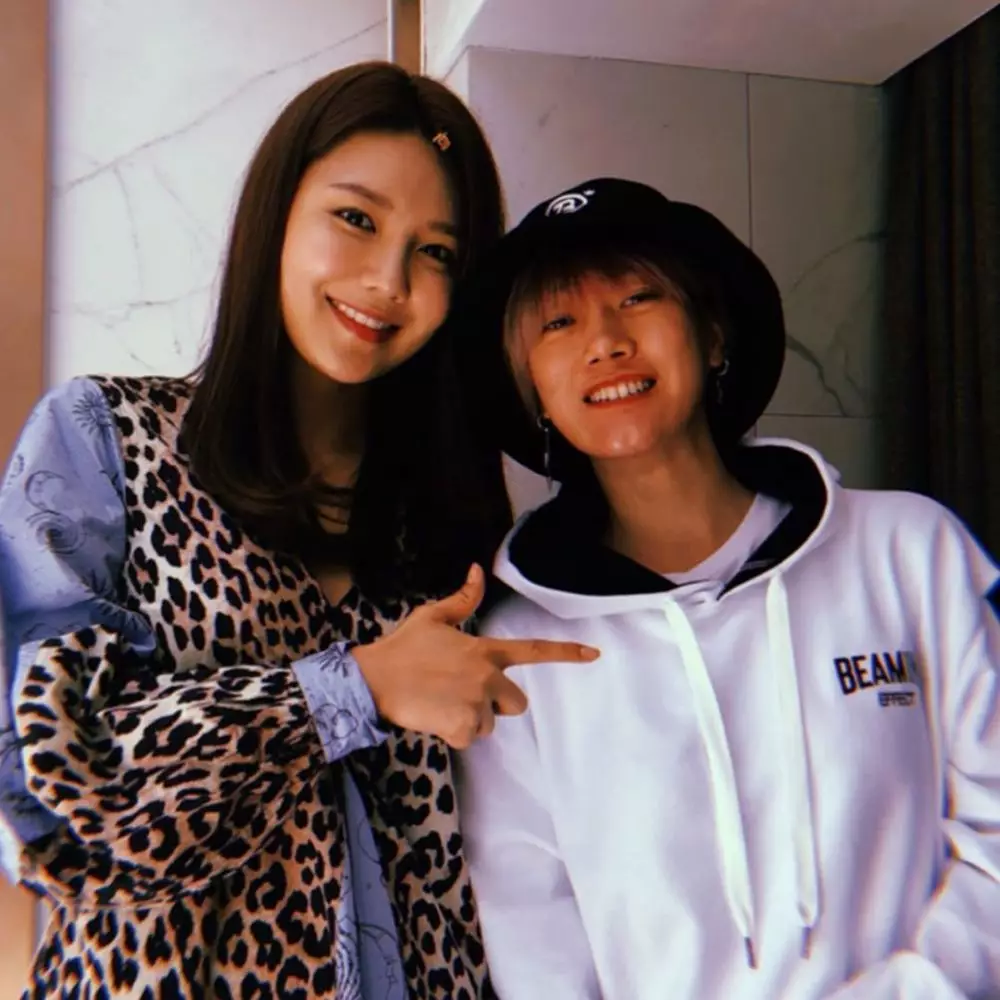 Potret kedekatan Youtuber Ria SW dengan 5 seleb Korea ini bikin iri Instagram