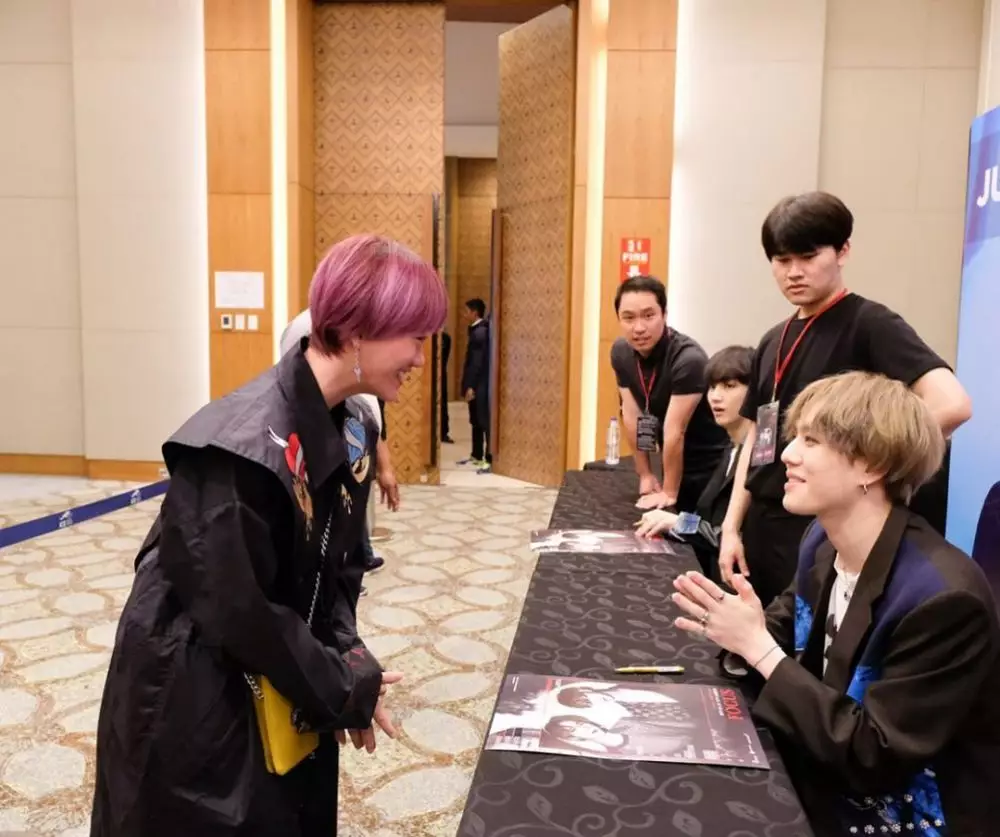 Potret kedekatan Youtuber Ria SW dengan 5 seleb Korea ini bikin iri Instagram