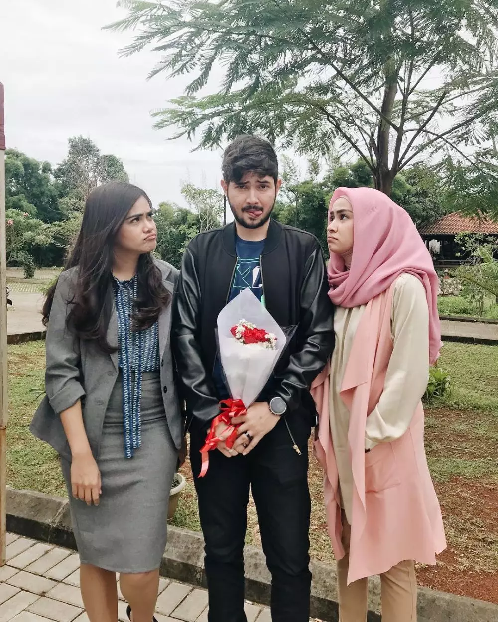 Potret akrab Aryani Fitri & Indah Indriana Instagram Potret akrab Aryani Fitri & Indah Indriana Instagram