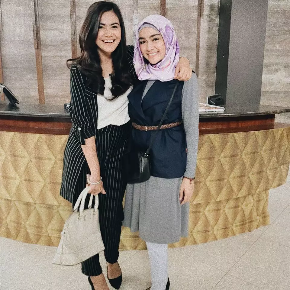 Potret akrab Aryani Fitri & Indah Indriana Instagram Potret akrab Aryani Fitri & Indah Indriana Instagram