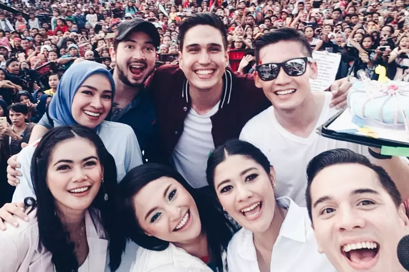 Potret akrab Aryani Fitri & Indah Indriana Instagram Potret akrab Aryani Fitri & Indah Indriana Instagram