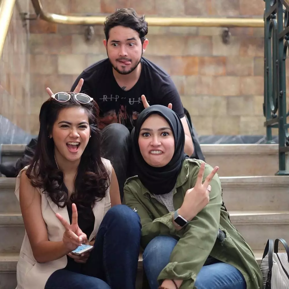 Potret akrab Aryani Fitri & Indah Indriana Instagram Potret akrab Aryani Fitri & Indah Indriana Instagram