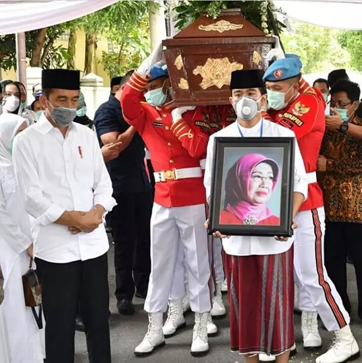 Momen haru pemakaman ibunda Jokowi Instagram Momen haru pemakaman ibunda Jokowi Instagram