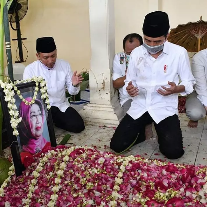 Momen haru pemakaman ibunda Jokowi Instagram Momen haru pemakaman ibunda Jokowi Instagram