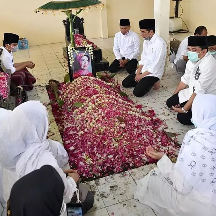 Momen haru pemakaman ibunda Jokowi Instagram Momen haru pemakaman ibunda Jokowi Instagram