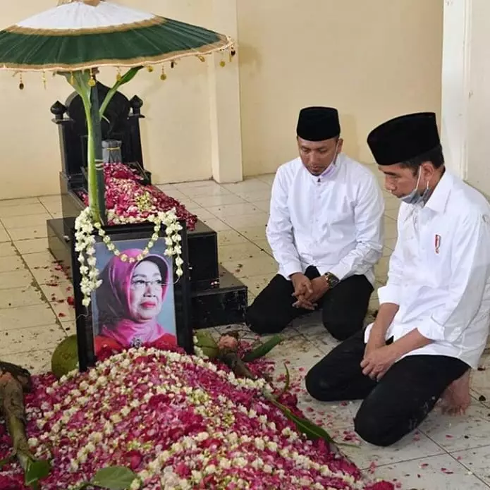 Momen haru pemakaman ibunda Jokowi Instagram Momen haru pemakaman ibunda Jokowi Instagram