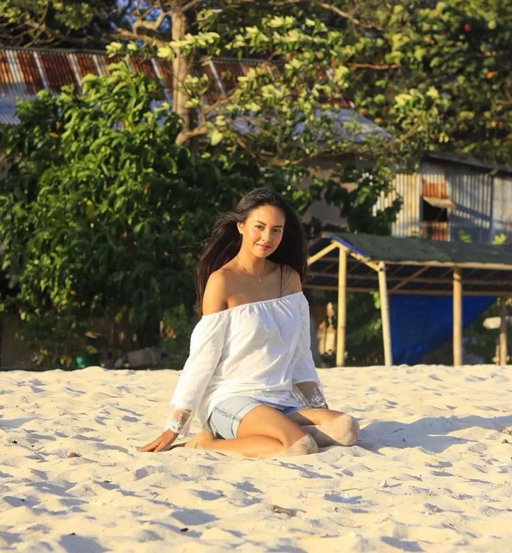10 Gaya seleb waktu liburan di pantai, mana yang paling kece? Instagram 10 Gaya seleb waktu liburan di pantai, mana yang paling kece? Instagram