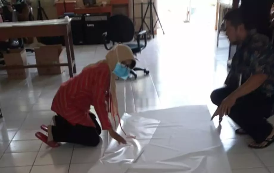 5 Potret pasien rehabilitasi rumah sakit jiwa bantu siapkan APD © 2020 brilio.net