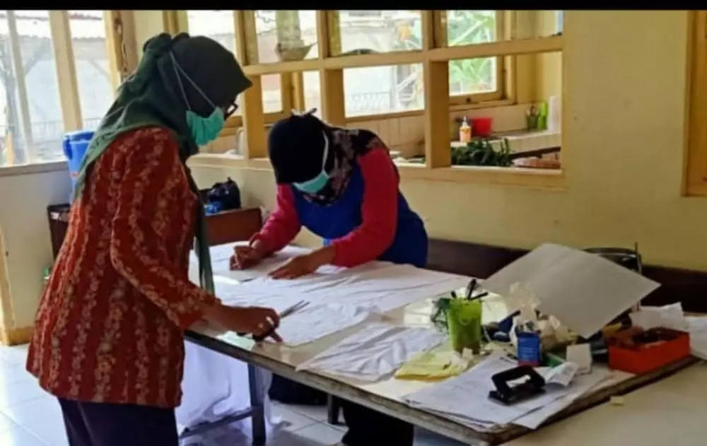 5 Potret pasien rehabilitasi rumah sakit jiwa bantu siapkan APD © 2020 brilio.net