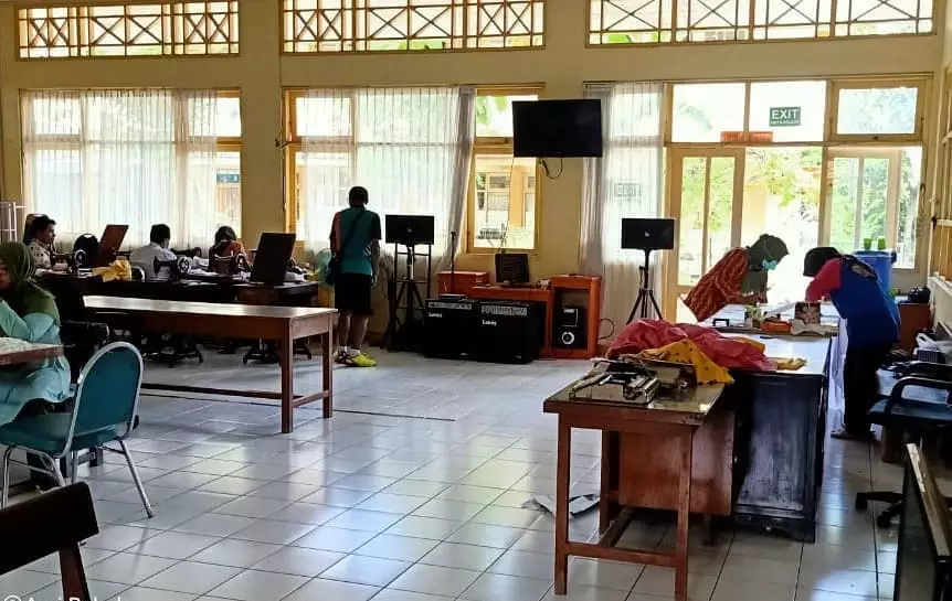 5 Potret pasien rehabilitasi rumah sakit jiwa bantu siapkan APD © 2020 brilio.net