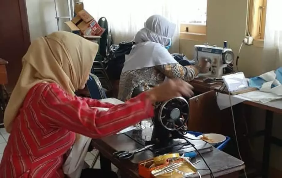 5 Potret pasien rehabilitasi rumah sakit jiwa bantu siapkan APD © 2020 brilio.net