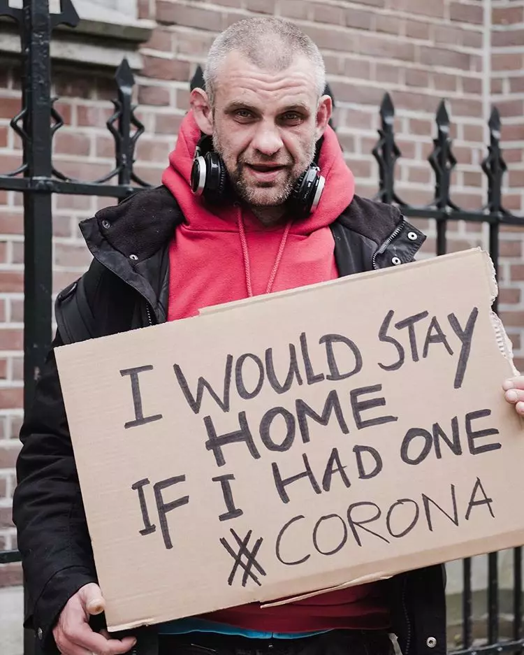 Potret tunawisma di tengah aturan social distancing Instagram/ @sheltersuit