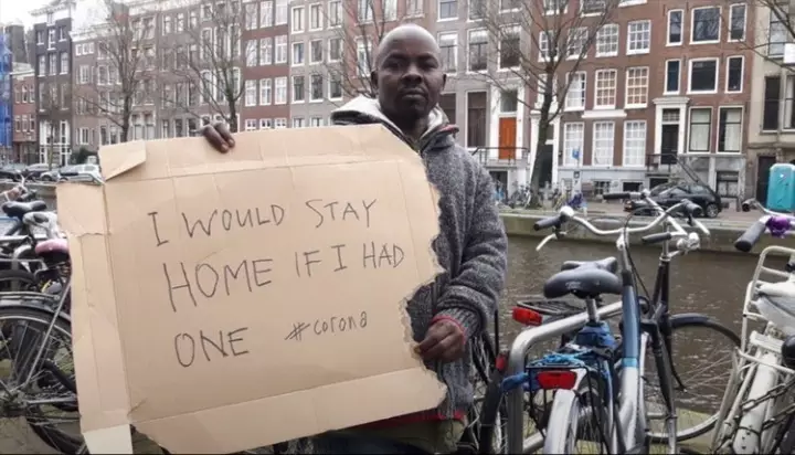 Potret tunawisma di tengah aturan social distancing Instagram/ @sheltersuit