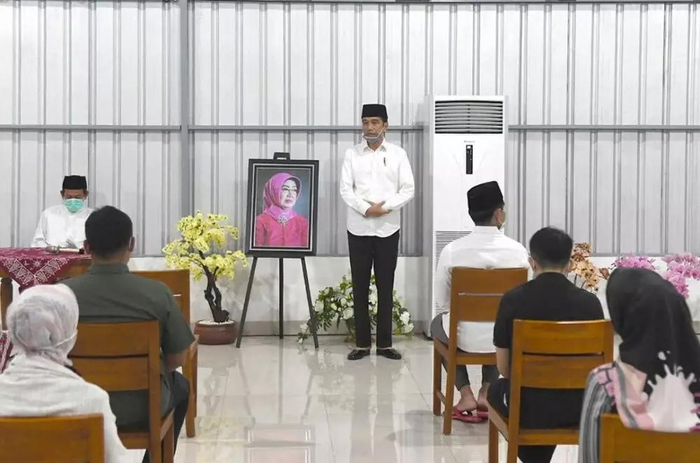 Momen tahlilan ibunda Jokowi Instagram