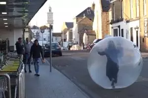 Wanita ini punya acara unik menangkal corona, pakai gelembung raksasa