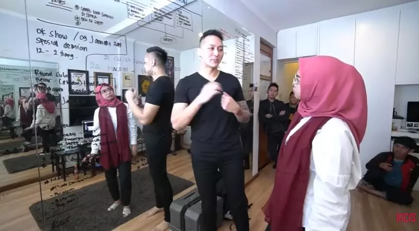 rumah demian serba hitam Instagram