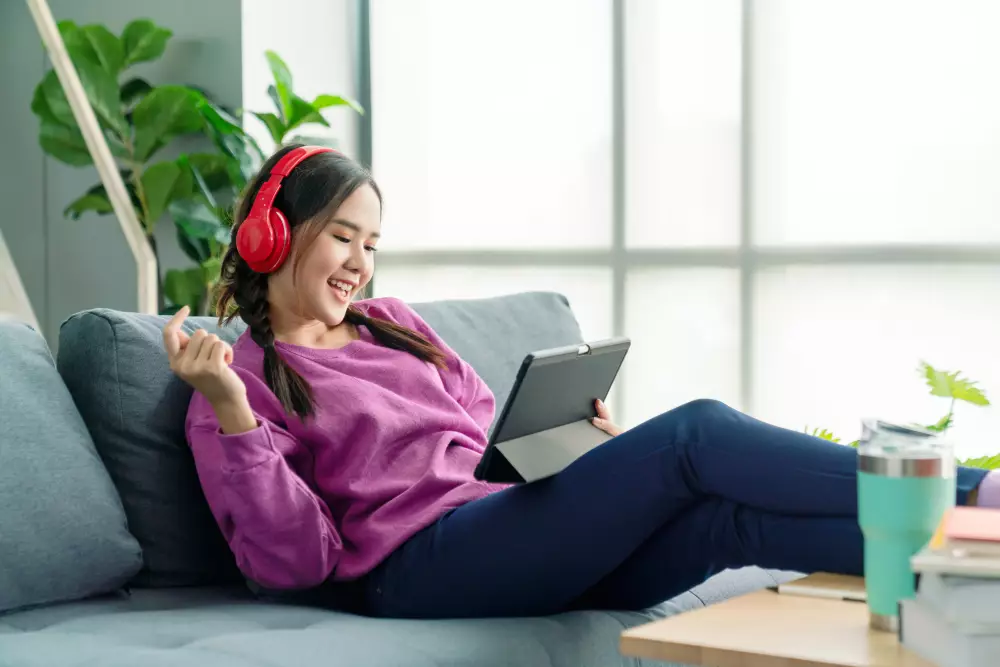 5 Trik hangout bareng temen tapi #DiRumahSaja asal ada kuota internet shutterstock.com 5 Trik hangout bareng temen tapi #DiRumahSaja asal ada kuota internet shutterstock.com